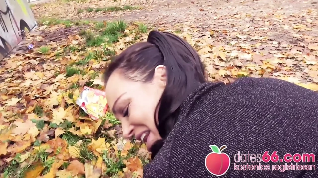 Ateşli ve herkesin içinde riskli: esmer orta yaşlı seksi sürtük sert sikiliyor