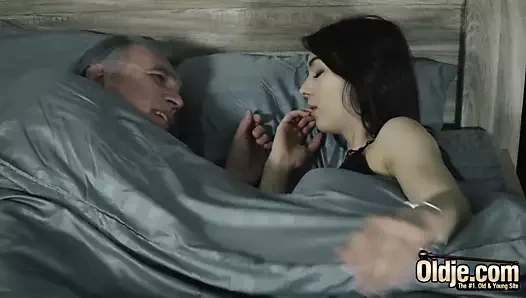 Yaşlı ve genç azgın genç kız baştan dede ve sikikleri