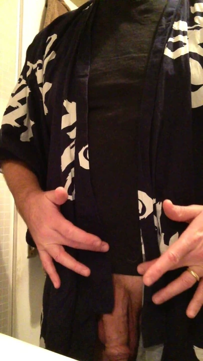 Kimono içinde rahatlamış