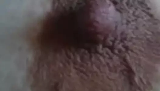 Kız büyük meme uçları ile oynuyor