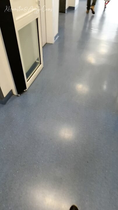 Alışveriş merkezine acil işiyorum ve amım bir yarağa çok aç, senin için kremsi oluyor