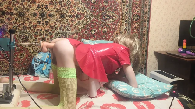 PVC kostüm içindeki sissy, devasa bir dildo ile derin anal makine sikişi yapıyor