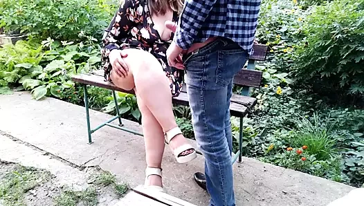 Muhteşem milf gets boşalmak üzerinde ona harika çıplak bacaklar