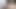 Emziren göğüsleri ile genç kedi ile oynuyor