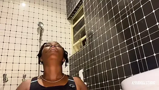 Azgın madam duşta kendini parmakladıktan sonra kapıcıyı sikiyor