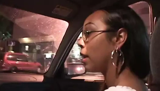 Siyah bebek ile bir sulu göt sürmek bir genç siyah iri parça içinde yatak