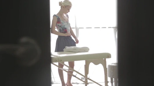 Sıska sarışın kız masaj masasında sikiliyor ve yarak emiyor