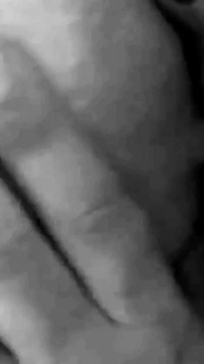 Göğüslerimi yüzüne karşı uygunsuz bir şekilde eziyorum
