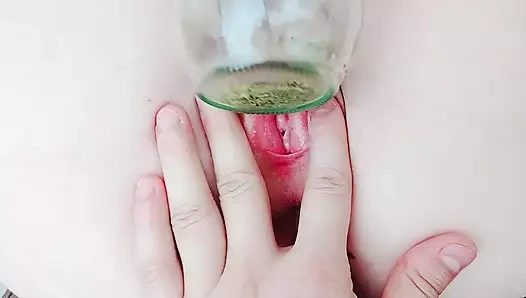 Sıkı amcığını çimenle dolduruyor, içine biraz almaya çalışıyorum