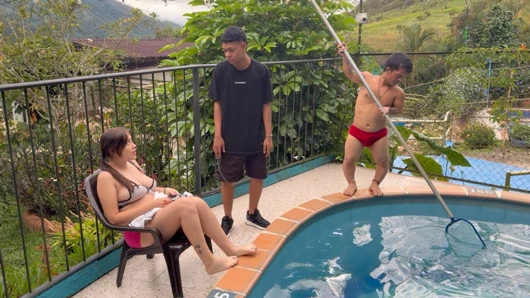 Küçük bakım işçisi patronunun karısını izlerken azıyor ve tüm sulu sütünü amının içine boşaltıyor