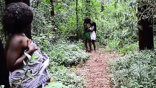 Gerçek amatör zenci lezbiyen çift tutkulu amcığını parmaklarken sertçe boşalıyor