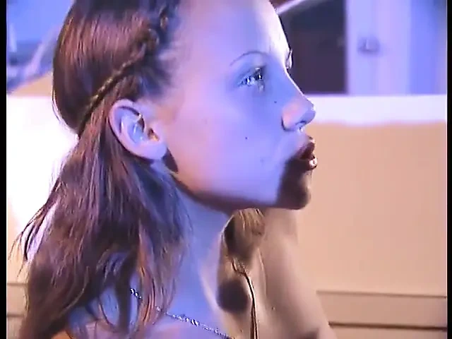 Genç kız sert sikilmeyi seviyor