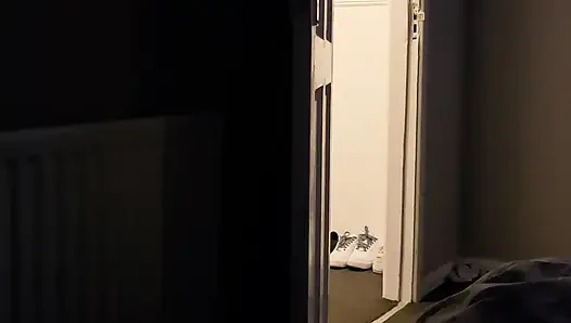 Üvey anne üvey oğlunun odadan elle muamele çekmeden çıkmasına izin ediyor