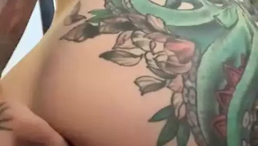 Tatted kraliçe emme yapay penis anal