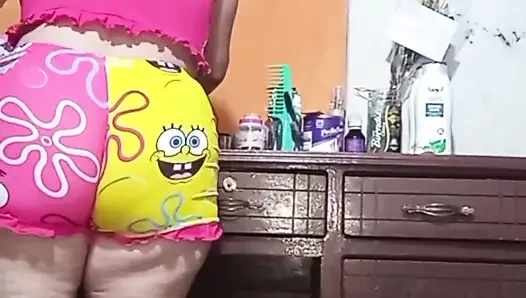 Üvey annemin fahişesi beni baştan çıkarıyor ve beni takip ediyor