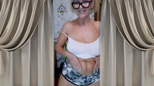 Ateşli ev hanımı Lukerya ev kıyafetleriyle flört ediyor ve çıplak ayaklarıyla baştan çıkarıyor.