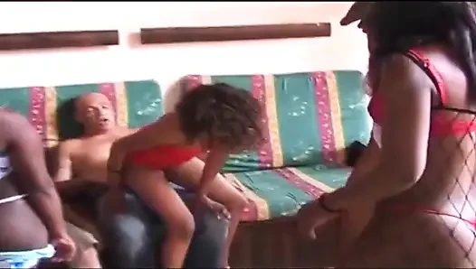 Olgun zenci kızlar vahşi grup sekste derinden parmaklanıyor