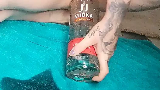 Yağlanmış amcığımı şişelerle sikiyorum ve esnetiyorum