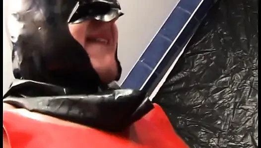 Sıkı sarışın dominatrix kölenin sikini yalıyor ve ona geniş amını pompalatıyor