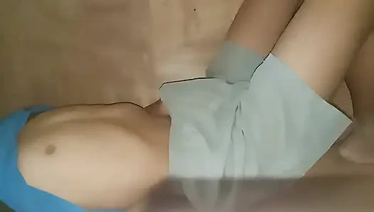 Genç oğlan boşalmak için seks oyuncağını kullanıyor