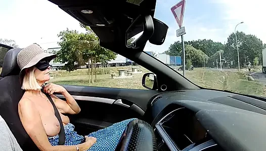 Titty Tuesday gözleri bağlı kamyon durağı eğlencesi