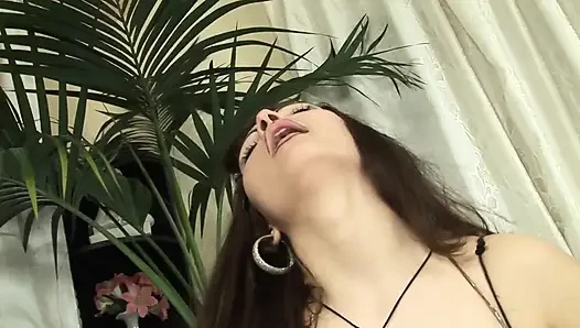 Azgın sürtük büyük dildosunu seviyor!