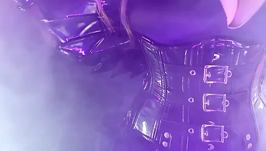 Ateşli ve parlak - pvc ve lateks giyiyor - sahne arkası moda çekimi (Arya Grander) maske, korse, sigara içme