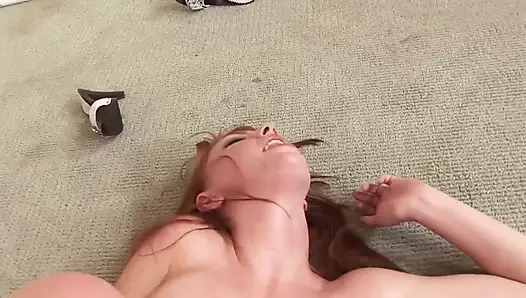 Genç kızıl saçlı olgun yarak almayı seviyor!