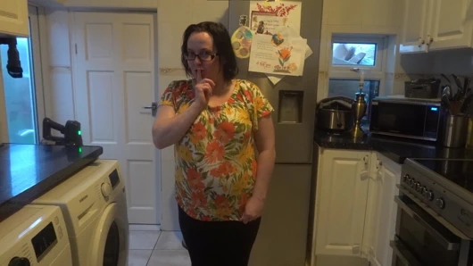 Üvey anne mayoyla soyunuyor ve temizliyor