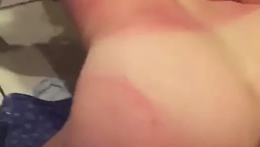 MILF Hure wird Doggy auf dem Klo gefickt