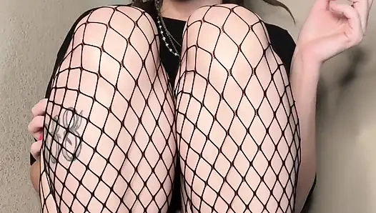 File çorap içinde sigara içiyor, amcığıma bir göz atarak seni azdırıyor