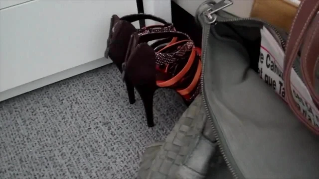 Трахни и кончи на сандалии высокого каблука коллеги