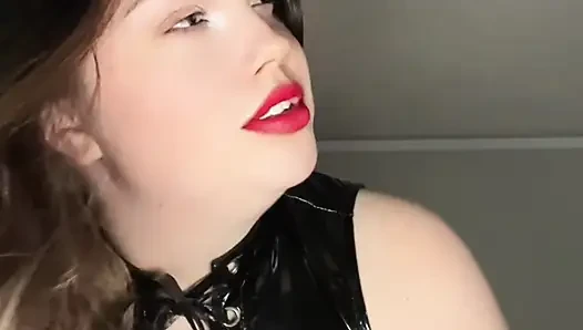 Orta yaşlı seksi kadın bisikletçi grup oyunuyla sikiş arkadaşını aldatıyor