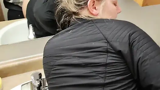 Partiden sonra azgın evli kadınla banyoda sinsi seks