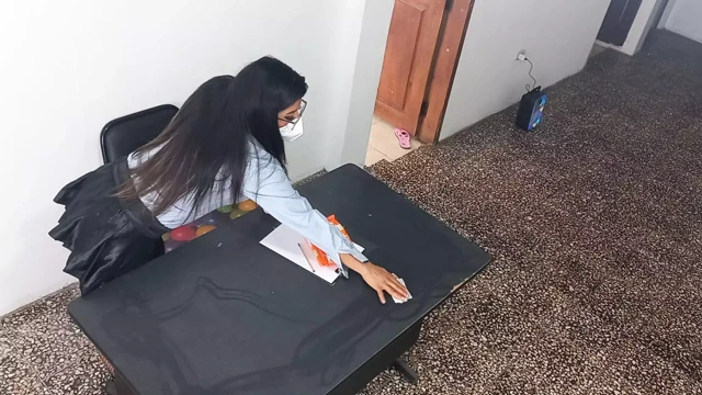 SEN BU OFISTEKI EN OLAĞANÜSTÜ FAHIŞESIN!! Üvey babamın sekreteriyle ayakta seks yapıyorum