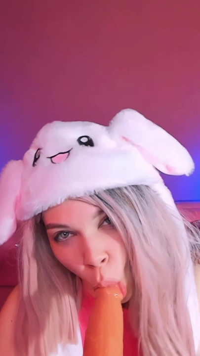 Sevimli genç kız gırtlağına kadar alıyor ve sakso çekiyor