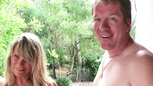 Tombul Iri Güzel Kadın Vahşi Kanepede Sikişiyor Ve Yarak Ibadeti Yapıyor