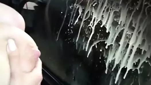 Milena kalsiyumunu bir bardağa püskürtüyor