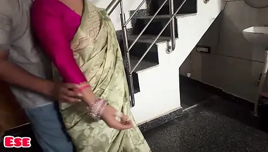 Hintli evli kadın merdivenlerde sikiliyor ve iyi sakso çekiyor