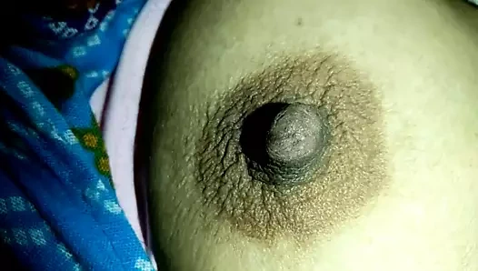 Gerçek sıcak yenge göğüsler geceleri dev ile emme.