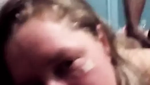 Sıcak. sürtük ve iki siyah musluklar