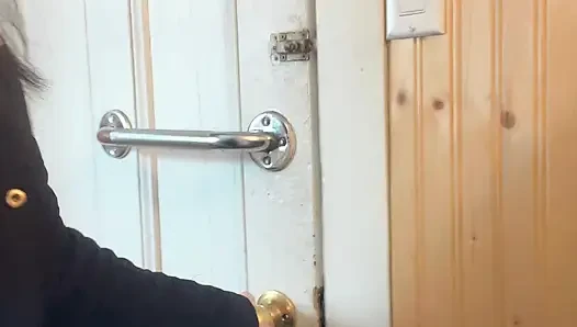 Hana Mutfakta Yemek Pişiriyor, Sonra Tuvalete Işemesi Gerekiyor