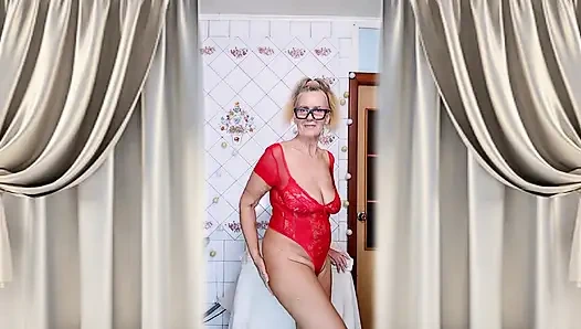 Ateşli ev hanımı Lukerya kırmızı bir tuluma dönüşüyor ve mutfakta flört ediyor.