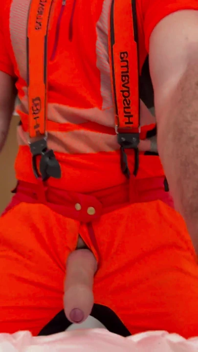 Hivis'teki oduncu büyük erkeksi yarağını sıvazlıyor | Klip 1
