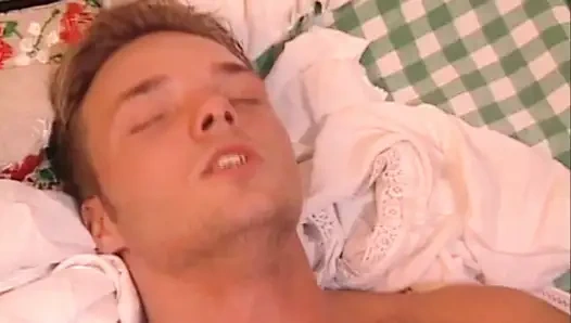 Bu busty köylü kızı her şeyden çok horoz seviyor