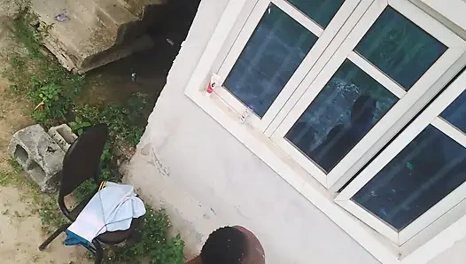 Üvey kızı evine geldi ve onu bir ayak işi için göndermek istedi ve onu öpmeye başladı ve egzersizini yaparken onu sikti