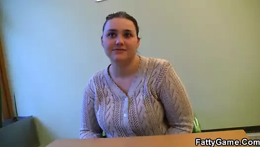 Şişman göt dolgun onu masaj ve oral seks verir