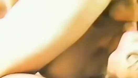 Küçük memeli bir esmer iki adamla sikişiyor