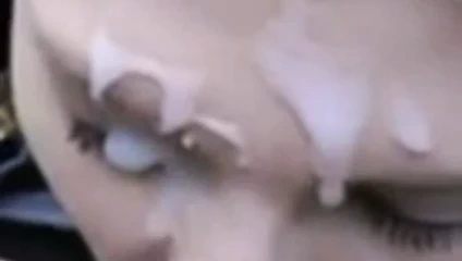 Küçük çük yüzünde ve göğüslerinde boşalmak bir çok vuruyor