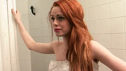 Esposas infiéis cena 1 noiva ruiva Ella Hughes fodida no banheiro com os convidados do lado de fora